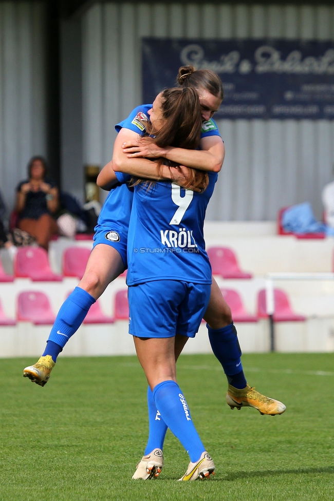 Altenmarkt - Sturm Graz
OEFB Frauen Bundesliga, 8. Runde, SKV Altenmarkt - SK Sturm Graz, Sportplatz Altenmarkt-Tr. SKV, 29.10.2022. 

Foto zeigt Valentina Kroell (Sturm Damen) und Sophie Maierhofer (Sturm Damen)
