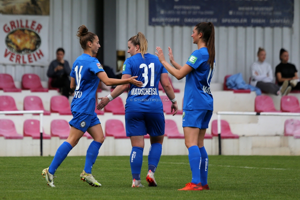 Altenmarkt - Sturm Graz
OEFB Frauen Bundesliga, 8. Runde, SKV Altenmarkt - SK Sturm Graz, Sportplatz Altenmarkt-Tr. SKV, 29.10.2022. 

Foto zeigt Michela Croatto (Sturm Damen), Julia Matuschewski (Sturm Damen) und Anna Malle (Sturm Damen)
