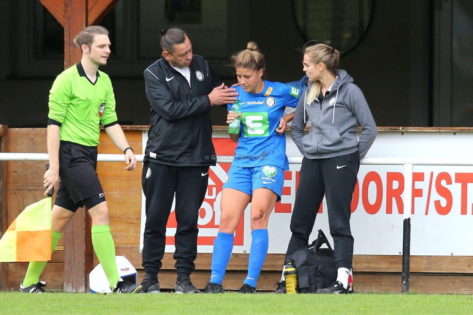 Altenmarkt - Sturm Graz
OEFB Frauen Bundesliga, 8. Runde, SKV Altenmarkt - SK Sturm Graz, Sportplatz Altenmarkt-Tr. SKV, 29.10.2022. 

Foto zeigt Markus Mussbacher (Masseur Sturm Damen), Sophia Bertolo (Sturm Damen) und Carmen Schauer (Betreuerin Sturm Damen)
