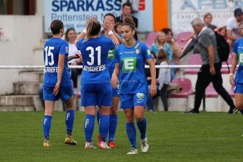 Altenmarkt - Sturm Graz
OEFB Frauen Bundesliga, 8. Runde, SKV Altenmarkt - SK Sturm Graz, Sportplatz Altenmarkt-Tr. SKV, 29.10.2022. 

Foto zeigt Sophie Maierhofer (Sturm Damen), Julia Matuschewski (Sturm Damen) und Michela Croatto (Sturm Damen)
