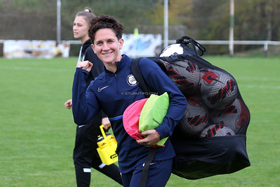 Altenmarkt - Sturm Graz
OEFB Frauen Bundesliga, 8. Runde, SKV Altenmarkt - SK Sturm Graz, Sportplatz Altenmarkt-Tr. SKV, 29.10.2022. 

Foto zeigt Emily Cancienne (Assistenz Trainer Sturm Damen)
