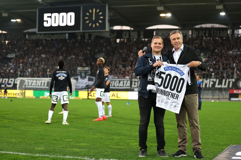 Sturm Graz - Ried
Oesterreichische Fussball Bundesliga, 14. Runde, SK Sturm Graz - SV Ried, Stadion Liebenau Graz, 30.10.2022. 

Foto zeigt Christian Jauk (Praesident Sturm) und ein Sturm Mitglied
