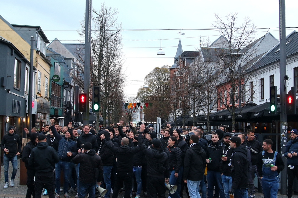 Midtjylland - Sturm Graz
UEFA Europa League Gruppenphase 6. Spieltag, FC Midtjylland - SK Sturm Graz, Arena Herning, 03.11.2022. 

Foto zeigt Fans von Sturm beim Corteo
