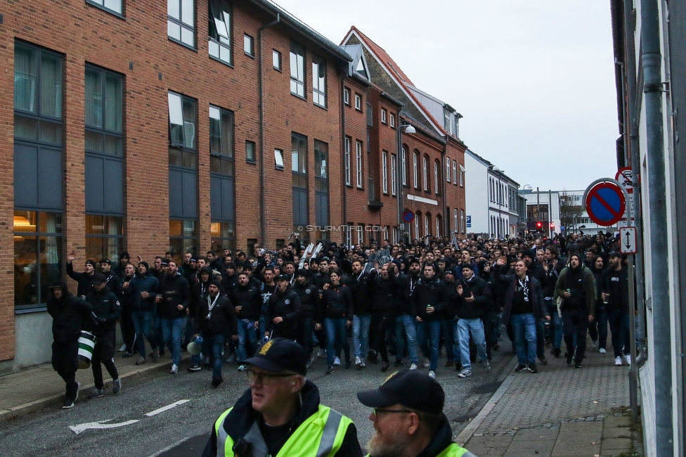 Midtjylland - Sturm Graz
UEFA Europa League Gruppenphase 6. Spieltag, FC Midtjylland - SK Sturm Graz, Arena Herning, 03.11.2022. 

Foto zeigt Fans von Sturm beim Corteo
