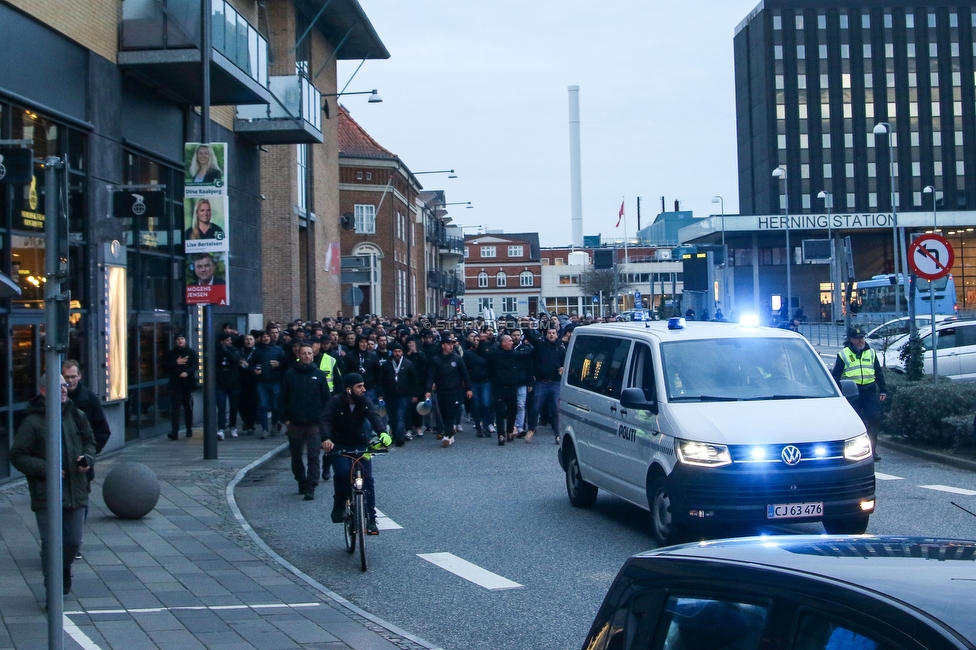 Midtjylland - Sturm Graz
UEFA Europa League Gruppenphase 6. Spieltag, FC Midtjylland - SK Sturm Graz, Arena Herning, 03.11.2022. 

Foto zeigt Fans von Sturm beim Corteo
