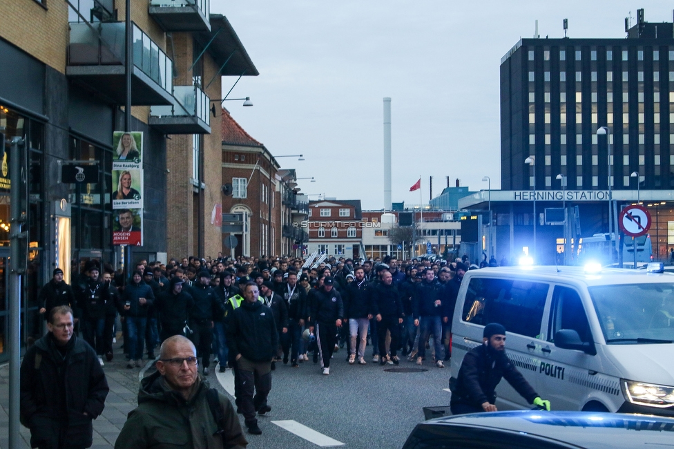 Midtjylland - Sturm Graz
UEFA Europa League Gruppenphase 6. Spieltag, FC Midtjylland - SK Sturm Graz, Arena Herning, 03.11.2022. 

Foto zeigt Fans von Sturm beim Corteo
