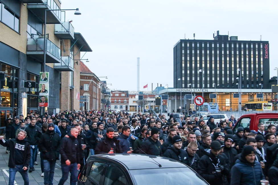 Midtjylland - Sturm Graz
UEFA Europa League Gruppenphase 6. Spieltag, FC Midtjylland - SK Sturm Graz, Arena Herning, 03.11.2022. 

Foto zeigt Fans von Sturm beim Corteo
