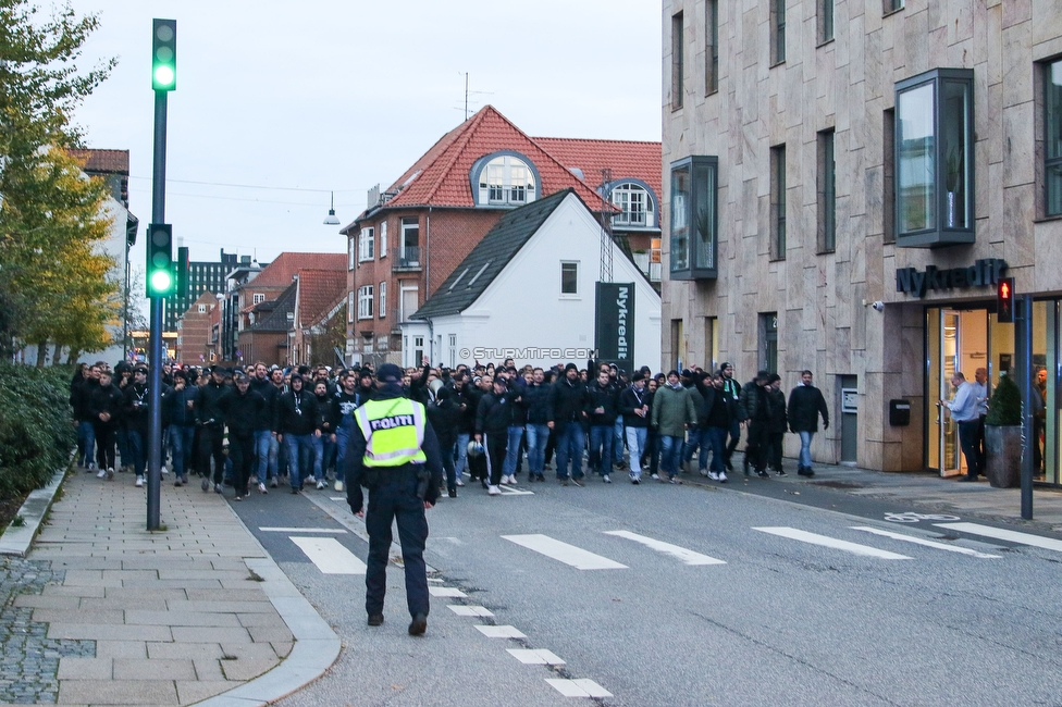 Midtjylland - Sturm Graz
UEFA Europa League Gruppenphase 6. Spieltag, FC Midtjylland - SK Sturm Graz, Arena Herning, 03.11.2022. 

Foto zeigt Fans von Sturm beim Corteo
