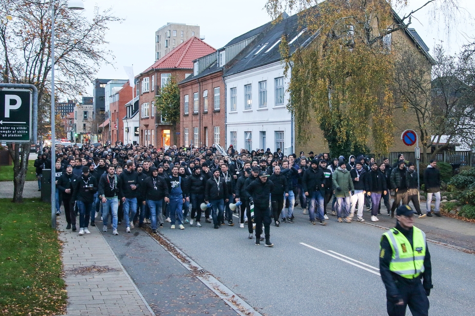 Midtjylland - Sturm Graz
UEFA Europa League Gruppenphase 6. Spieltag, FC Midtjylland - SK Sturm Graz, Arena Herning, 03.11.2022. 

Foto zeigt Fans von Sturm beim Corteo
