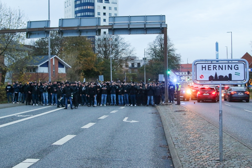 Midtjylland - Sturm Graz
UEFA Europa League Gruppenphase 6. Spieltag, FC Midtjylland - SK Sturm Graz, Arena Herning, 03.11.2022. 

Foto zeigt Fans von Sturm beim Corteo
