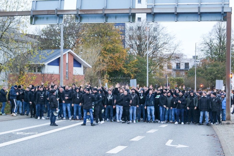 Midtjylland - Sturm Graz
UEFA Europa League Gruppenphase 6. Spieltag, FC Midtjylland - SK Sturm Graz, Arena Herning, 03.11.2022. 

Foto zeigt Fans von Sturm beim Corteo
