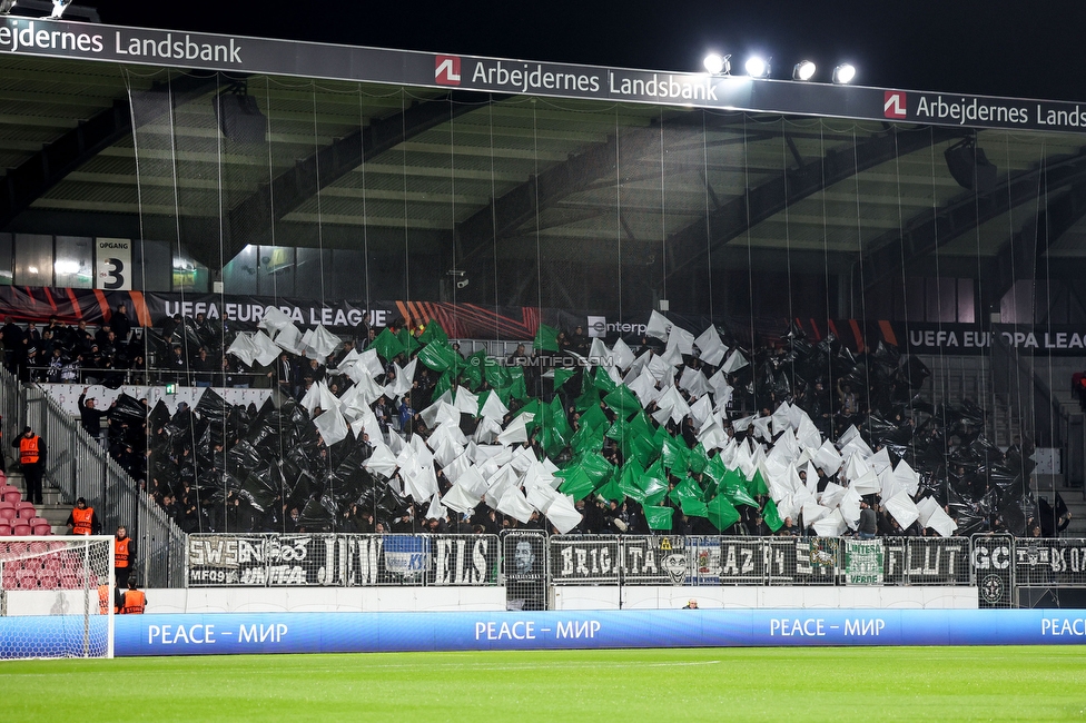 Midtjylland - Sturm Graz
UEFA Europa League Gruppenphase 6. Spieltag, FC Midtjylland - SK Sturm Graz, Arena Herning, 03.11.2022. 

Foto zeigt Fans von Sturm mit einer Choreografie
