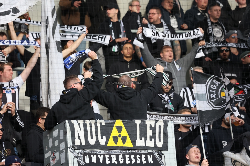 Altach - Sturm Graz
Oesterreichische Fussball Bundesliga, 15. Runde, SCR Altach - SK Sturm Graz, Stadion Schnabelholz Altach, 06.11.2022. 

Foto zeigt Fans von Sturm
Schlüsselwörter: schals vorsaenger brigata