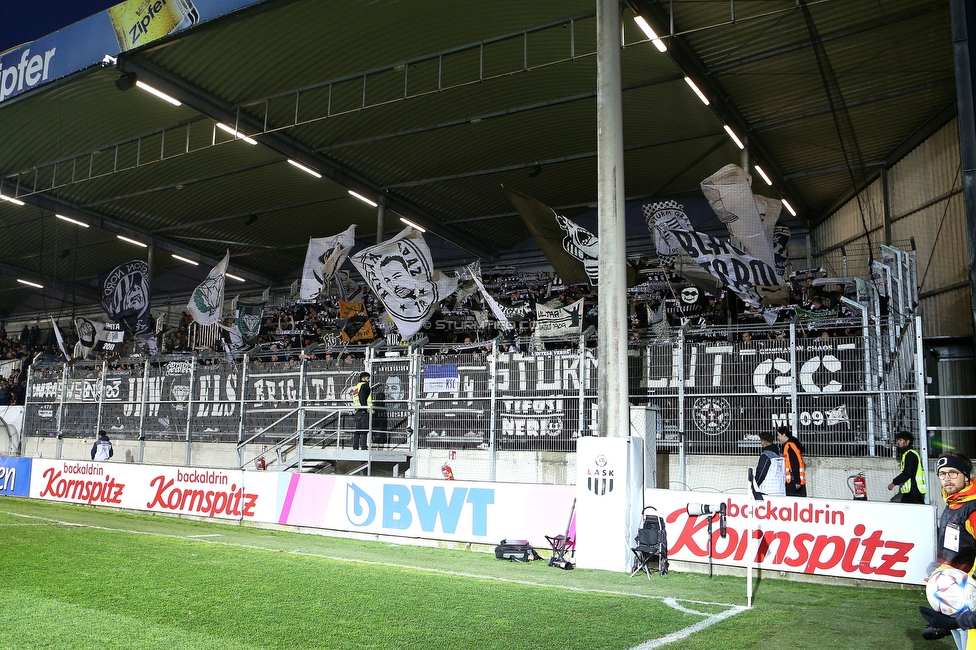 LASK - Sturm Graz
Oesterreichische Fussball Bundesliga, 16. Runde,  LASK - SK Sturm Graz, Raiffeisen Arena Pasching, 13.11.2022. 

Foto zeigt Fans von Sturm
