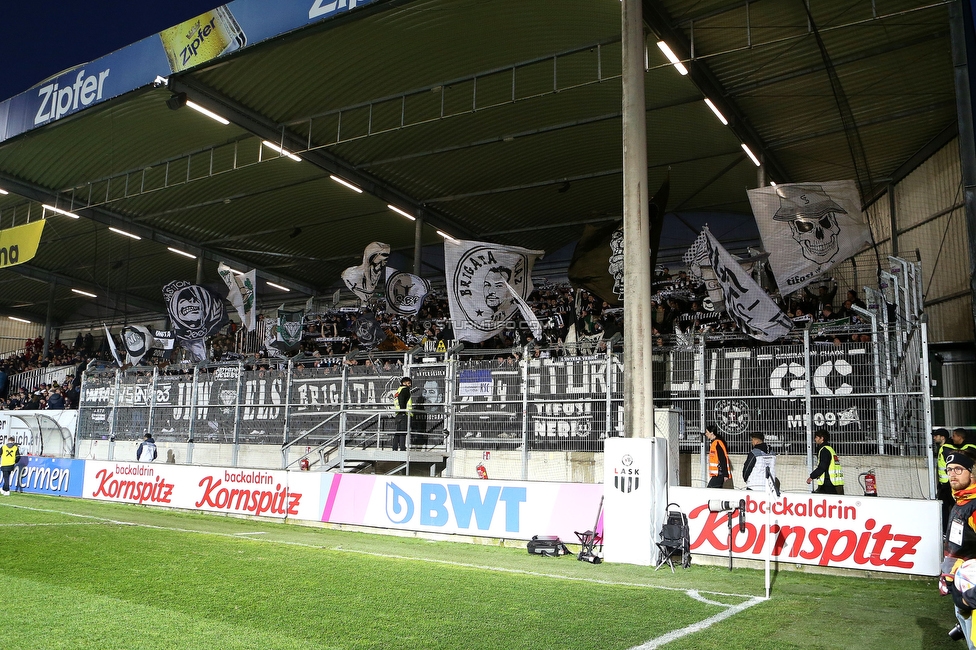 LASK - Sturm Graz
Oesterreichische Fussball Bundesliga, 16. Runde,  LASK - SK Sturm Graz, Raiffeisen Arena Pasching, 13.11.2022. 

Foto zeigt Fans von Sturm
