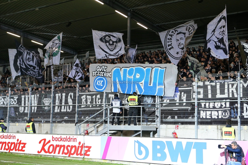 LASK - Sturm Graz
Oesterreichische Fussball Bundesliga, 16. Runde,  LASK - SK Sturm Graz, Raiffeisen Arena Pasching, 13.11.2022. 

Foto zeigt Fans von Sturm mit einem Spruchband
Schlüsselwörter: brigata karlsruhe