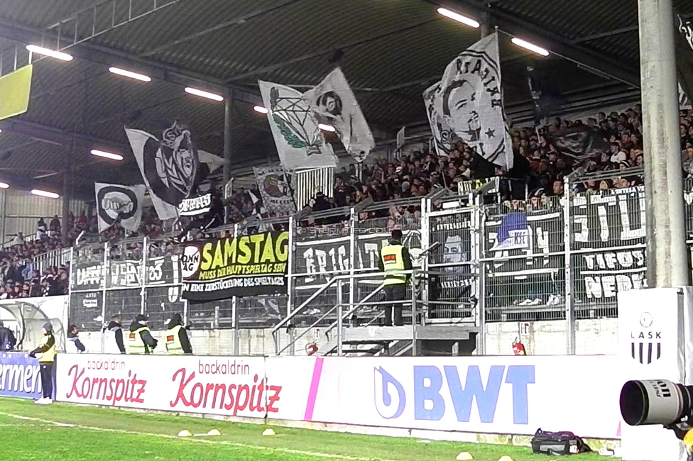 LASK - Sturm Graz
Oesterreichische Fussball Bundesliga, 16. Runde,  LASK - SK Sturm Graz, Raiffeisen Arena Pasching, 13.11.2022. 

Foto zeigt Fans von Sturm mit einem Spruchband
Schlüsselwörter: samstag