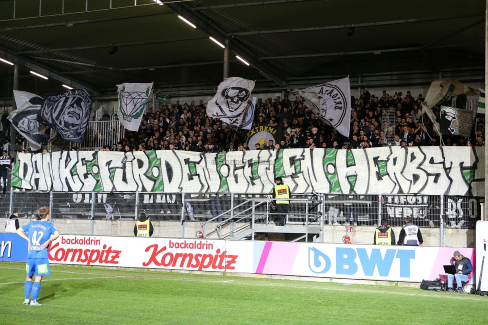 LASK - Sturm Graz
Oesterreichische Fussball Bundesliga, 16. Runde,  LASK - SK Sturm Graz, Raiffeisen Arena Pasching, 13.11.2022. 

Foto zeigt die Mannschaft von Sturm und Fans von Sturm mit einem Spruchband
