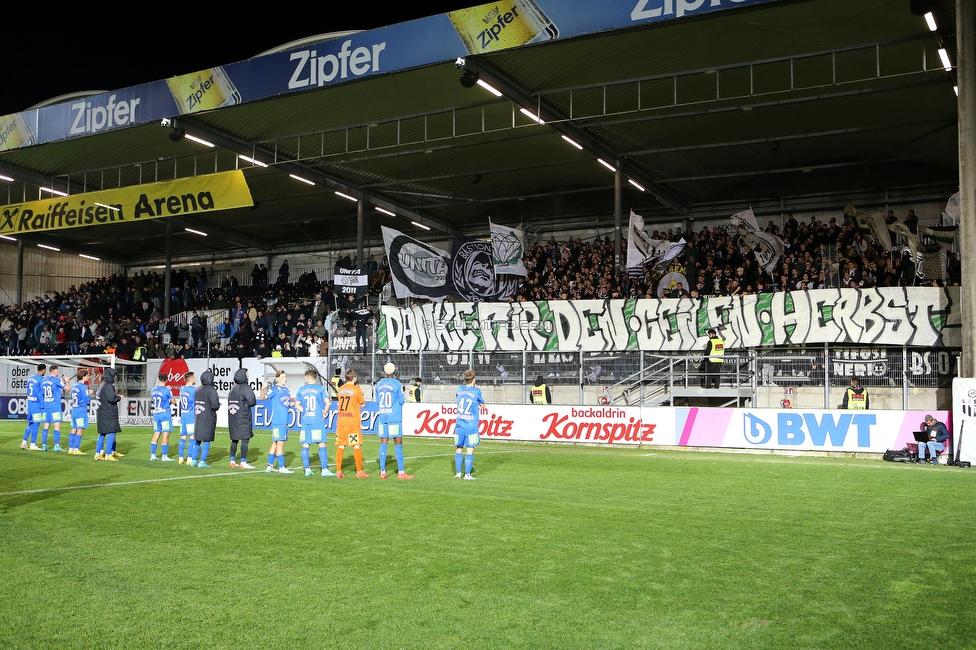 LASK - Sturm Graz
Oesterreichische Fussball Bundesliga, 16. Runde,  LASK - SK Sturm Graz, Raiffeisen Arena Pasching, 13.11.2022. 

Foto zeigt die Mannschaft von Sturm und Fans von Sturm mit einem Spruchband
