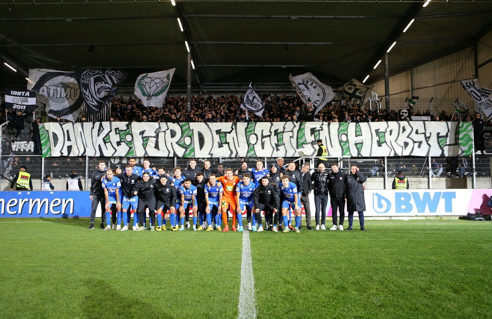 LASK - Sturm Graz
Oesterreichische Fussball Bundesliga, 16. Runde,  LASK - SK Sturm Graz, Raiffeisen Arena Pasching, 13.11.2022. 

Foto zeigt die Mannschaft von Sturm und Fans von Sturm mit einem Spruchband
