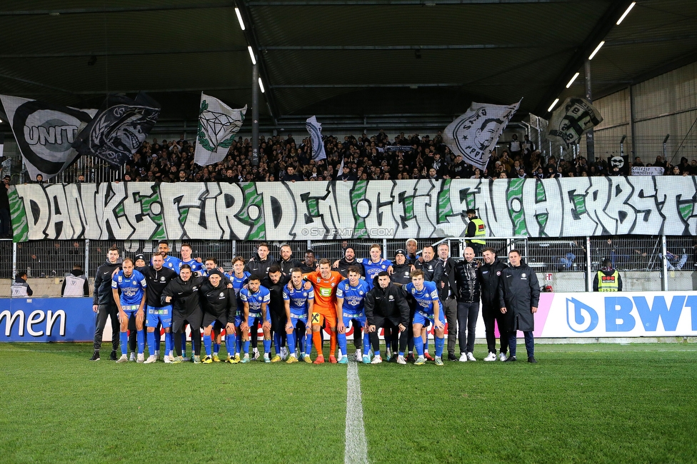 LASK - Sturm Graz
Oesterreichische Fussball Bundesliga, 16. Runde,  LASK - SK Sturm Graz, Raiffeisen Arena Pasching, 13.11.2022. 

Foto zeigt die Mannschaft von Sturm und Fans von Sturm mit einem Spruchband
