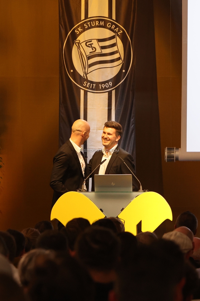 Sturm Mitglieder Infoabend
SK Sturm Graz Mitglieder Infoabend, Raiffeisen Landesbank Graz-Raaba, 14.11.2022.

Foto zeigt Christian Ilzer (Cheftrainer Sturm) und Andreas Schicker (sportl. Geschaeftsfuehrer Sturm)
