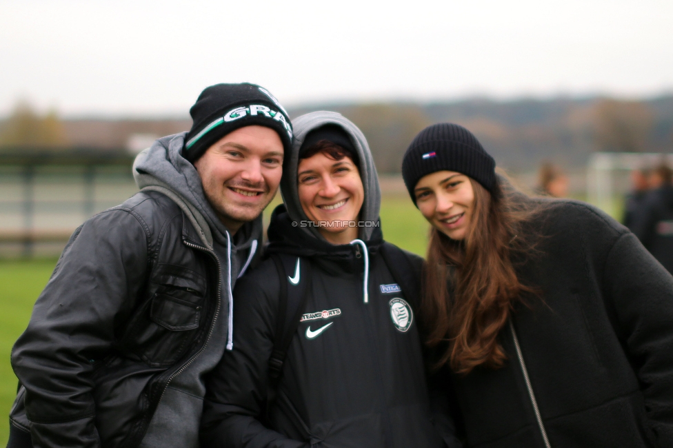 Suedburgenland - Sturm Damen
OEFB Frauen Cup, FC Suedburgenland  - SK Sturm Graz Damen, FussballArena Mischendorf, 19.11.2022. 

Foto zeigt Sebastian Neugebauer (SturmTifo), Emily Cancienne (Assistenz Trainer Sturm Damen) und Julia Magerl (Sturm Damen)
