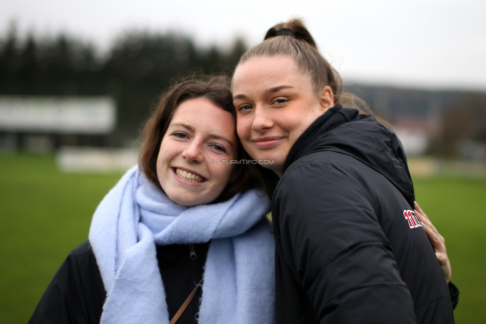 Suedburgenland - Sturm Damen
OEFB Frauen Cup, FC Suedburgenland  - SK Sturm Graz Damen, FussballArena Mischendorf, 19.11.2022. 

Foto zeigt Gina Steiner (Sturm Damen) und Merle Kirschstein (Sturm Damen)
