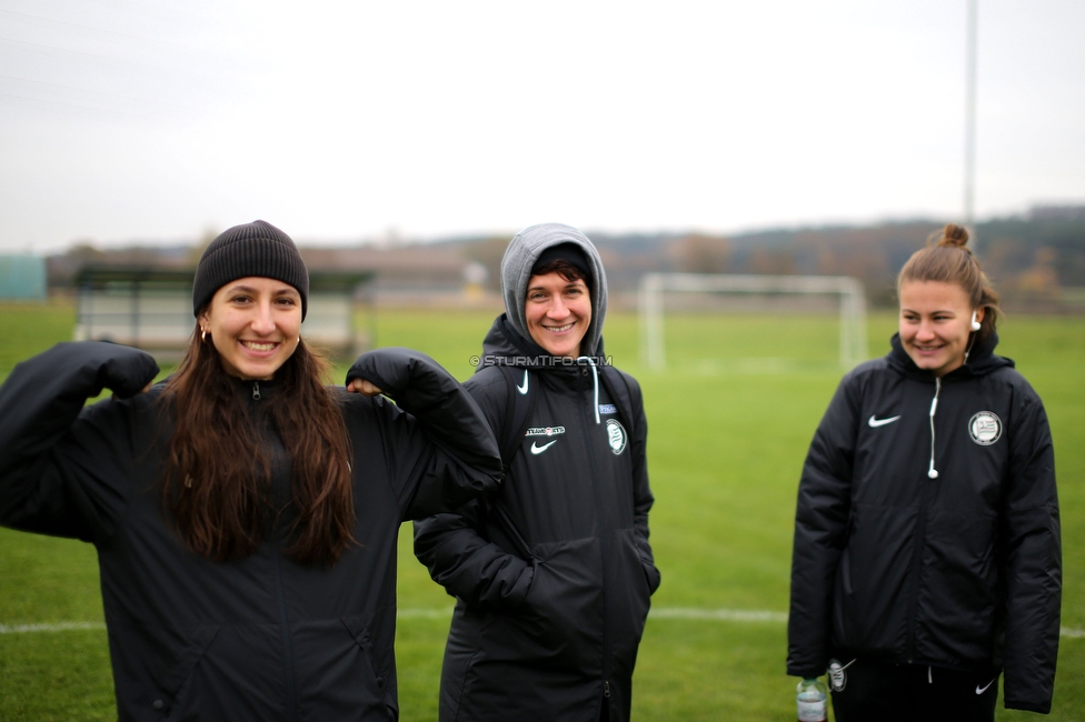 Suedburgenland - Sturm Damen
OEFB Frauen Cup, FC Suedburgenland  - SK Sturm Graz Damen, FussballArena Mischendorf, 19.11.2022. 

Foto zeigt Andrea Glibo (Sturm Damen), Emily Cancienne (Assistenz Trainer Sturm Damen) und Annabel Schasching (Sturm Damen)
