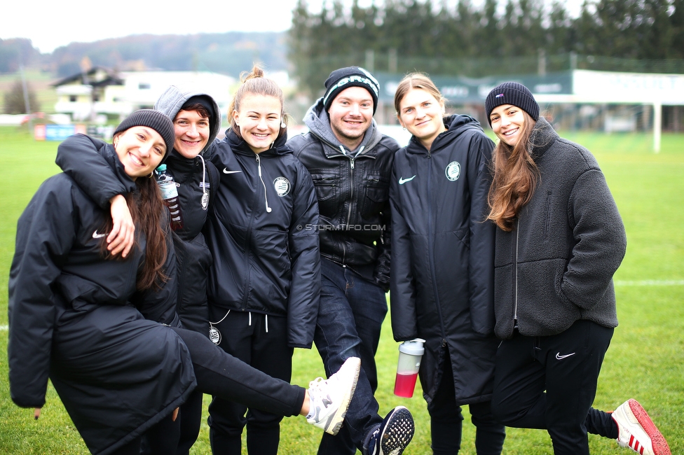 Suedburgenland - Sturm Damen
OEFB Frauen Cup, FC Suedburgenland  - SK Sturm Graz Damen, FussballArena Mischendorf, 19.11.2022. 

Foto zeigt Andrea Glibo (Sturm Damen), Emily Cancienne (Assistenz Trainer Sturm Damen), Annabel Schasching (Sturm Damen), Sebastian Neugebauer (SturmTifo), Sophie Maierhofer (Sturm Damen) und Julia Magerl (Sturm Damen)
