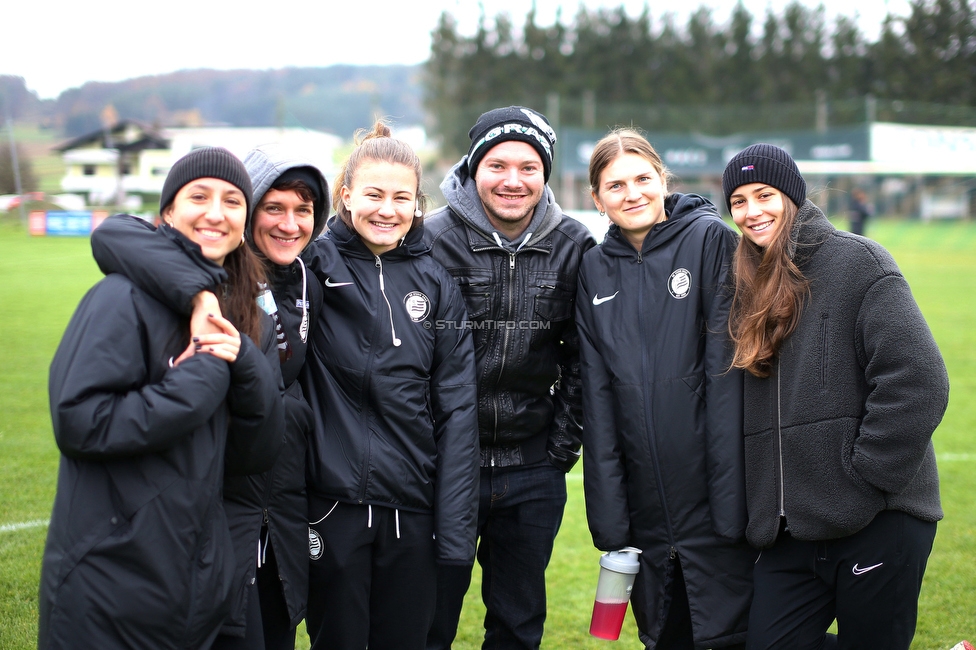 Suedburgenland - Sturm Damen
OEFB Frauen Cup, FC Suedburgenland  - SK Sturm Graz Damen, FussballArena Mischendorf, 19.11.2022. 

Foto zeigt Andrea Glibo (Sturm Damen), Emily Cancienne (Assistenz Trainer Sturm Damen), Annabel Schasching (Sturm Damen), Sebastian Neugebauer (SturmTifo), Sophie Maierhofer (Sturm Damen) und Julia Magerl (Sturm Damen)
