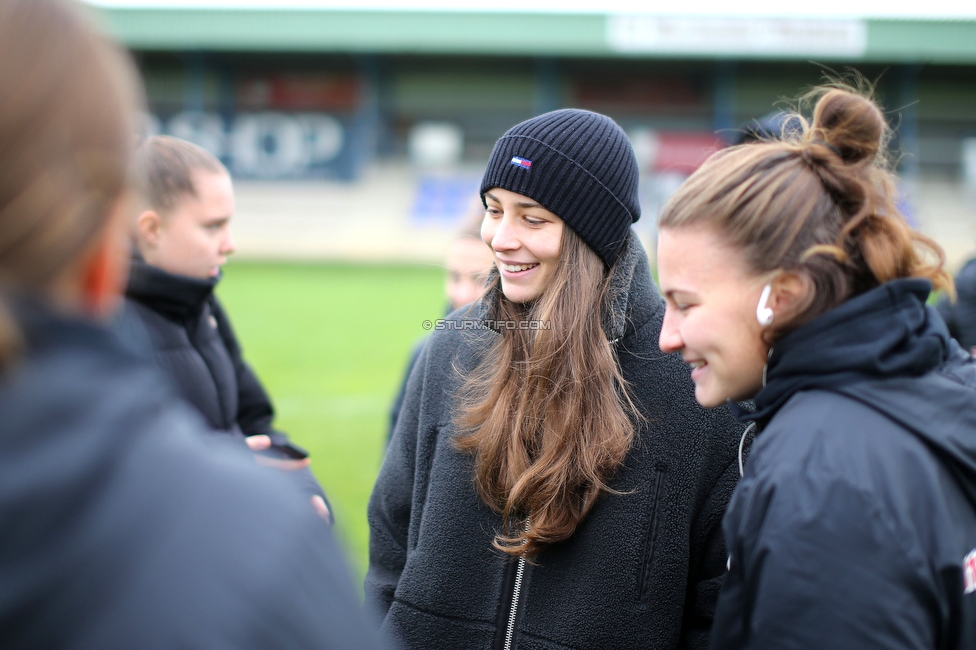 Suedburgenland - Sturm Damen
OEFB Frauen Cup, FC Suedburgenland  - SK Sturm Graz Damen, FussballArena Mischendorf, 19.11.2022. 

Foto zeigt Julia Magerl (Sturm Damen) und Annabel Schasching (Sturm Damen)
