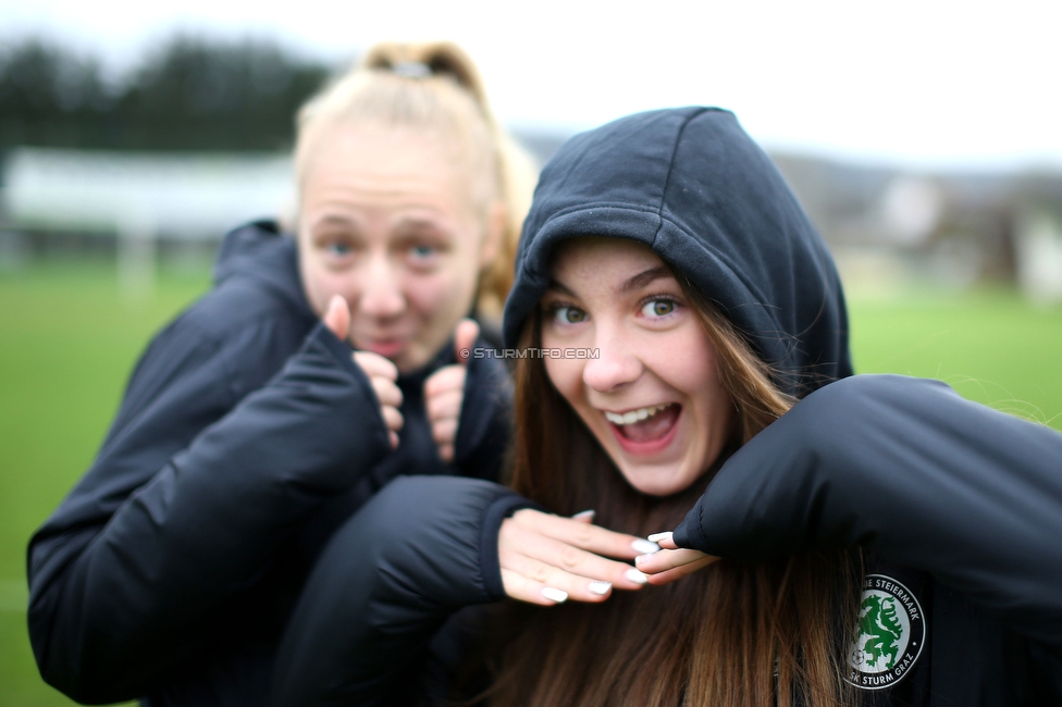 Suedburgenland - Sturm Damen
OEFB Frauen Cup, FC Suedburgenland  - SK Sturm Graz Damen, FussballArena Mischendorf, 19.11.2022. 

Foto zeigt Kathrin Greimelmaier (Sturm Damen) und Sarah Schiemel (Sturm Damen)
