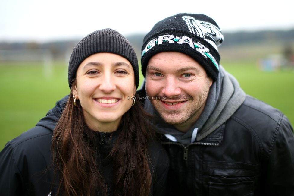 Suedburgenland - Sturm Damen
OEFB Frauen Cup, FC Suedburgenland  - SK Sturm Graz Damen, FussballArena Mischendorf, 19.11.2022. 

Foto zeigt Andrea Glibo (Sturm Damen) und Sebastian Neugebauer (SturmTifo)
