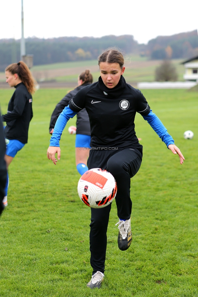 Suedburgenland - Sturm Damen
OEFB Frauen Cup, FC Suedburgenland  - SK Sturm Graz Damen, FussballArena Mischendorf, 19.11.2022. 

Foto zeigt Leonie Tragl (Sturm Damen)
