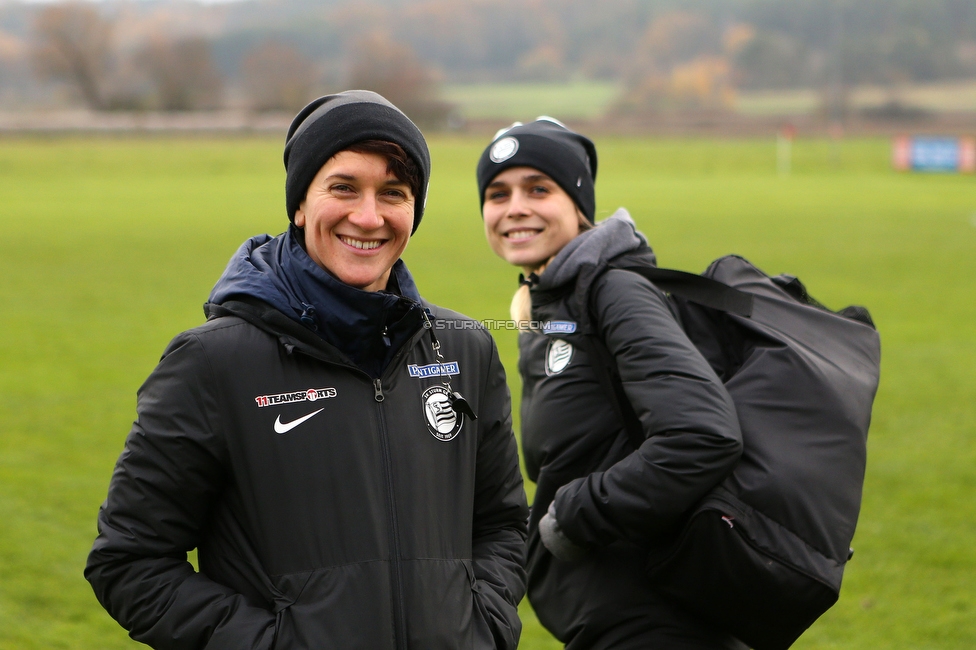 Suedburgenland - Sturm Damen
OEFB Frauen Cup, FC Suedburgenland  - SK Sturm Graz Damen, FussballArena Mischendorf, 19.11.2022. 

Foto zeigt Emily Cancienne (Assistenz Trainer Sturm Damen) und Carmen Schauer (Betreuerin Sturm Damen)
