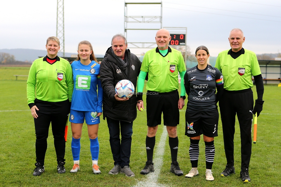 Suedburgenland - Sturm Damen
OEFB Frauen Cup, FC Suedburgenland  - SK Sturm Graz Damen, FussballArena Mischendorf, 19.11.2022. 

Foto zeigt Annabel Schasching (Sturm Damen) und das Schiedsrichterteam
