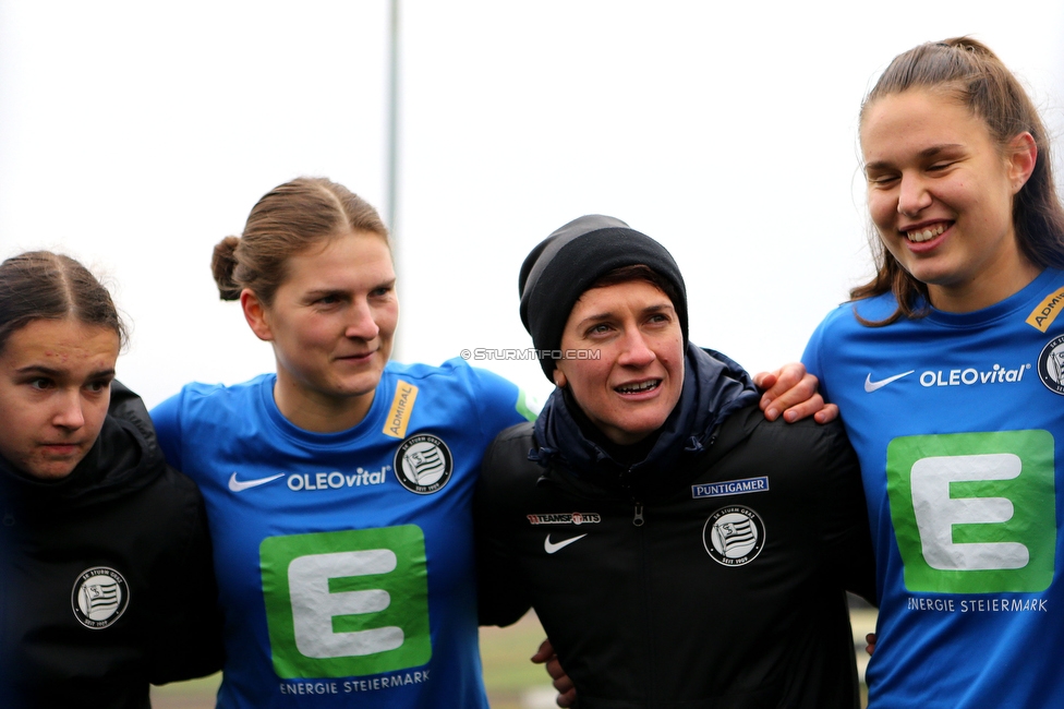 Suedburgenland - Sturm Damen
OEFB Frauen Cup, FC Suedburgenland  - SK Sturm Graz Damen, FussballArena Mischendorf, 19.11.2022. 

Foto zeigt Leonie Tragl (Sturm Damen), Sophie Maierhofer (Sturm Damen), Emily Cancienne (Assistenz Trainer Sturm Damen) und Valentina Kroell (Sturm Damen)
