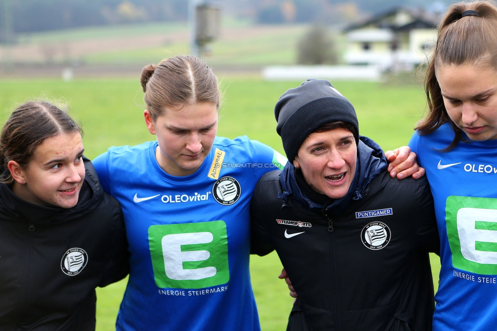 Suedburgenland - Sturm Damen
OEFB Frauen Cup, FC Suedburgenland  - SK Sturm Graz Damen, FussballArena Mischendorf, 19.11.2022. 

Foto zeigt Leonie Tragl (Sturm Damen), Sophie Maierhofer (Sturm Damen), Emily Cancienne (Assistenz Trainer Sturm Damen) und Valentina Kroell (Sturm Damen)
