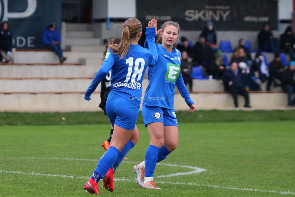 Suedburgenland - Sturm Damen
OEFB Frauen Cup, FC Suedburgenland  - SK Sturm Graz Damen, FussballArena Mischendorf, 19.11.2022. 

Foto zeigt Anna Maria Wirnsberger (Sturm Damen) und Annabel Schasching (Sturm Damen)
