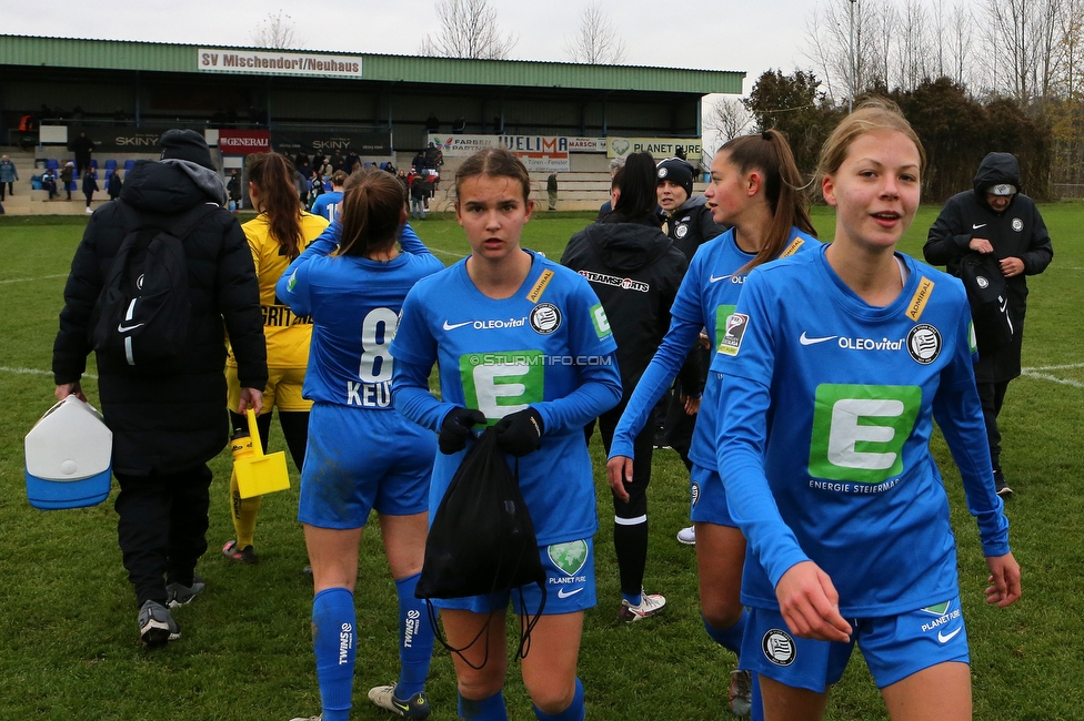 Suedburgenland - Sturm Damen
OEFB Frauen Cup, FC Suedburgenland  - SK Sturm Graz Damen, FussballArena Mischendorf, 19.11.2022. 

Foto zeigt Leonie Tragl (Sturm Damen) und Victoria Glabonjat (Sturm Damen)
