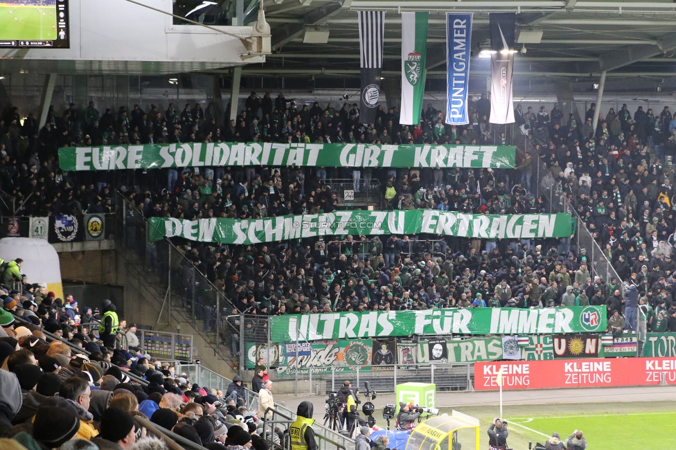 Sturm Graz - Rapid Wien
Oesterreichische Fussball Bundesliga, 17. Runde, SK Sturm Graz - SK Rapid Wien, Stadion Liebenau Graz, 10.02.2023. 

Foto zeigt Fans von Rapid mit einem Spruchband
