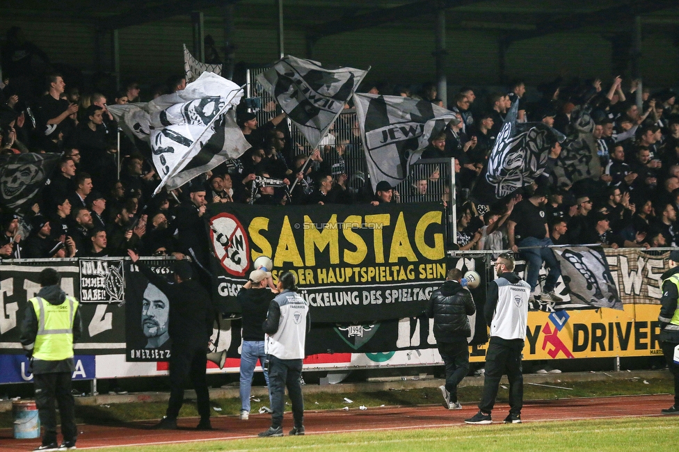 Hartberg - Sturm Graz
Oesterreichische Fussball Bundesliga, 18. Runde, TSV Hartberg - SK Sturm Graz, TSV Stadion Hartberg , 18.02.2023. 

Foto zeigt Fans von Sturm mit einem Spruchband
