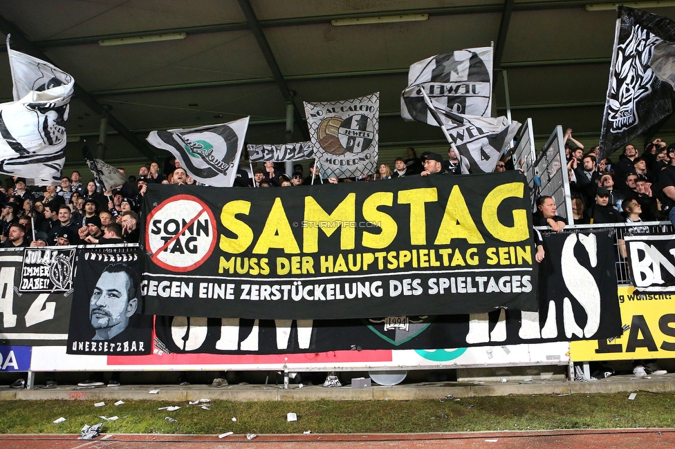 Hartberg - Sturm Graz
Oesterreichische Fussball Bundesliga, 18. Runde, TSV Hartberg - SK Sturm Graz, TSV Stadion Hartberg , 18.02.2023. 

Foto zeigt Fans von Sturm mit einem Spruchband
