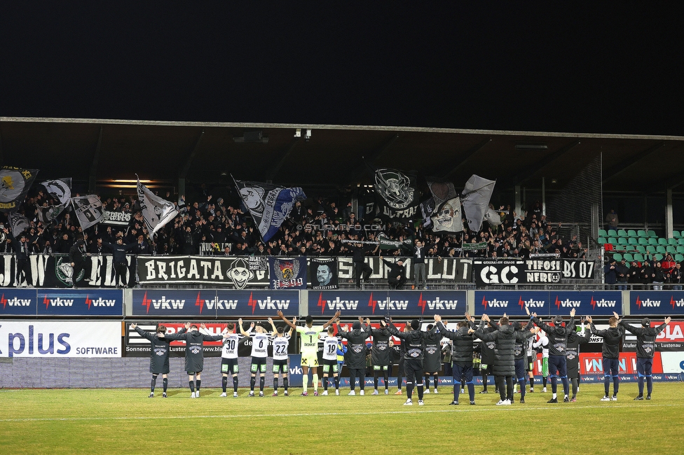 Lustenau - Sturm Graz
Oesterreichische Fussball Bundesliga, 20. Runde, SC Austria Lustenau - SK Sturm Graz, Reichshofstadion Lustenau, 04.03.2023. 

Foto zeigt Fans von Sturm und die Mannschaft von Sturm
Schlüsselwörter: schals