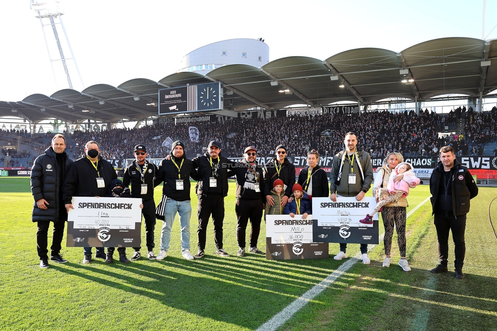 Sturm Graz - Austria Wien
Oesterreichische Fussball Bundesliga, 21. Runde, SK Sturm Graz - FK Austria Wien, Stadion Liebenau Graz, 12.03.2023. 

Foto zeigt Thomas Tebbich (wirtsch. Geschaeftsfuehrer Sturm), Vertreter der Hilfsaktion Schwoaze Helfen und Thomas Seidl (Stadionsprecher Sturm) und Andreas Schicker (sportl. Geschaeftsfuehrer Sturm)
