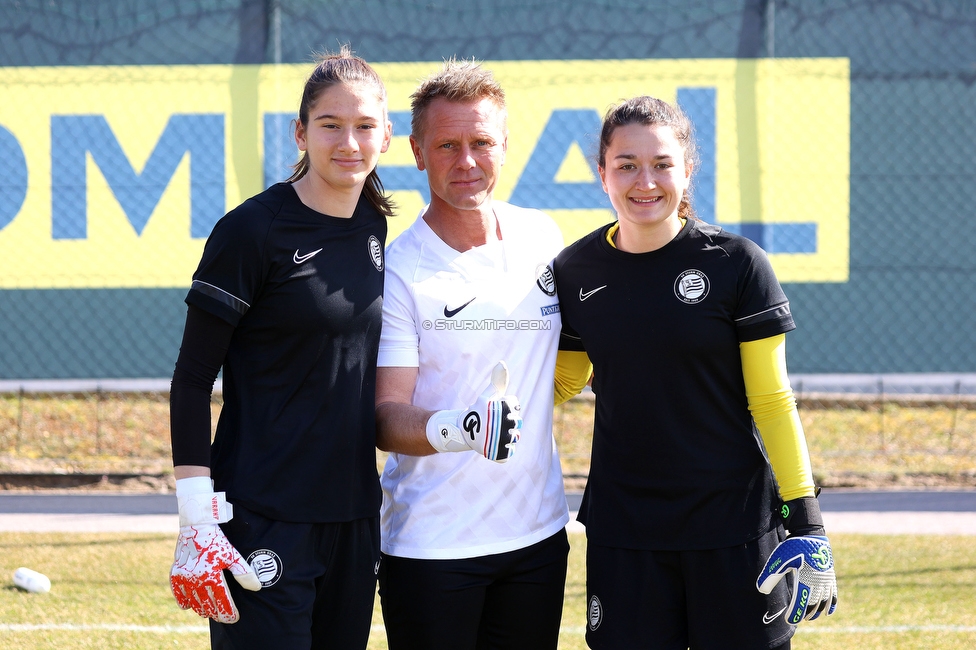 Sturm Damen - Kleinmuenchen BW Linz
OEFB Frauen Bundesliga, 10. Runde, SK Sturm Graz Damen - SPG UNION Kleinmuenchen Blau-Weiss Linz, Trainingszentrum Messendorf, 18.03.2023. 

Foto zeigt Christina Schoenwetter (Sturm Damen), Daniel Gutschi (Torwart Trainer Sturm Damen) und Vanessa Gritzner (Sturm Damen)
