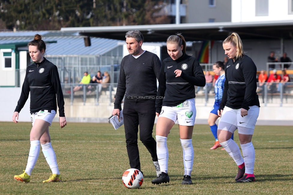 Sturm Damen - Kleinmuenchen BW Linz
OEFB Frauen Bundesliga, 10. Runde, SK Sturm Graz Damen - SPG UNION Kleinmuenchen Blau-Weiss Linz, Trainingszentrum Messendorf, 18.03.2023. 

Foto zeigt Gina Steiner (Sturm Damen), Christian Lang (Cheftrainer Sturm Damen), Anna Maria Wirnsberger (Sturm Damen) und Julia Matuschewski (Sturm Damen)
