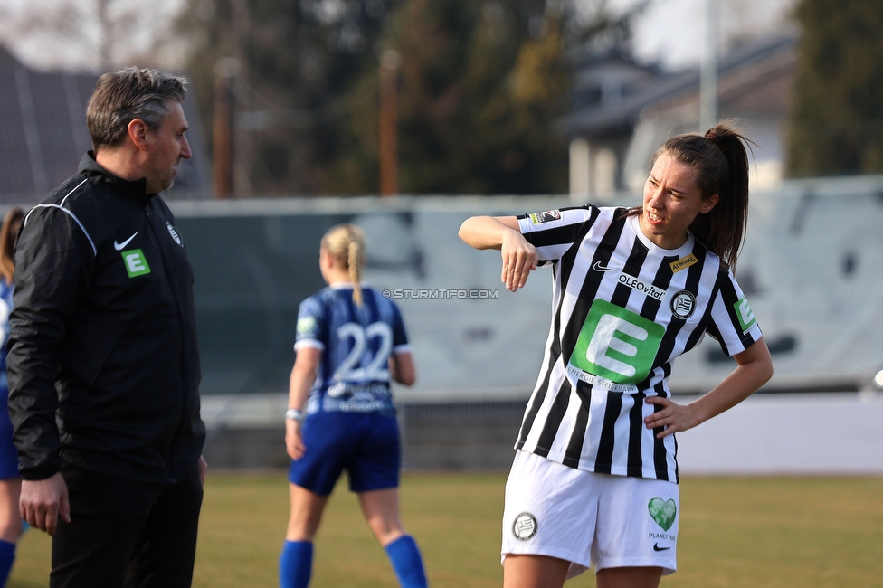 Sturm Damen - Kleinmuenchen BW Linz
OEFB Frauen Bundesliga, 10. Runde, SK Sturm Graz Damen - SPG UNION Kleinmuenchen Blau-Weiss Linz, Trainingszentrum Messendorf, 18.03.2023. 

Foto zeigt Christian Lang (Cheftrainer Sturm Damen) und Stefanie Grossgasteiger (Sturm Damen)
