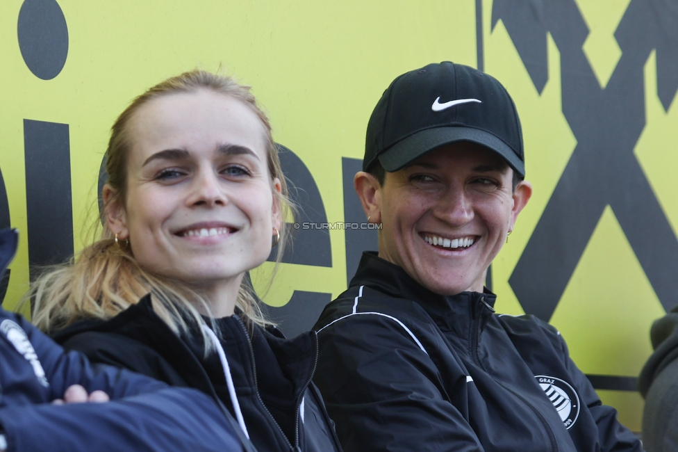 Sturm Damen - Kleinmuenchen BW Linz
OEFB Frauen Bundesliga, 10. Runde, SK Sturm Graz Damen - SPG UNION Kleinmuenchen Blau-Weiss Linz, Trainingszentrum Messendorf, 18.03.2023. 

Foto zeigt Carmen Schauer (Betreuerin Sturm Damen) und Emily Cancienne (Assistenz Trainer Sturm Damen)
